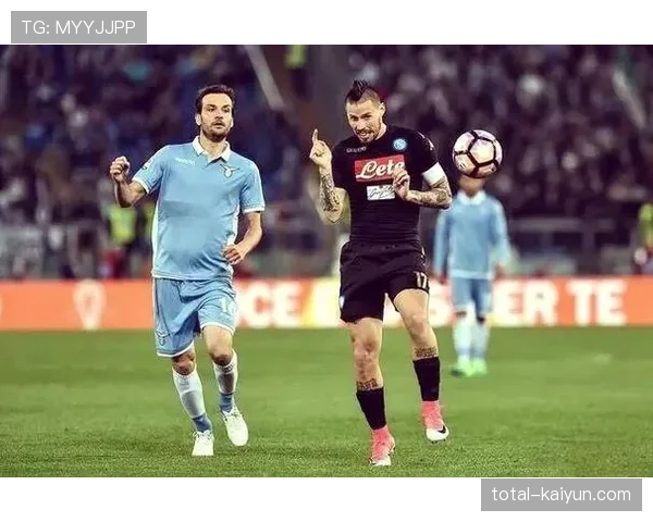 特写：大雨中，赫罗纳门将加扎尼加扑出莫拉塔主罚的点球